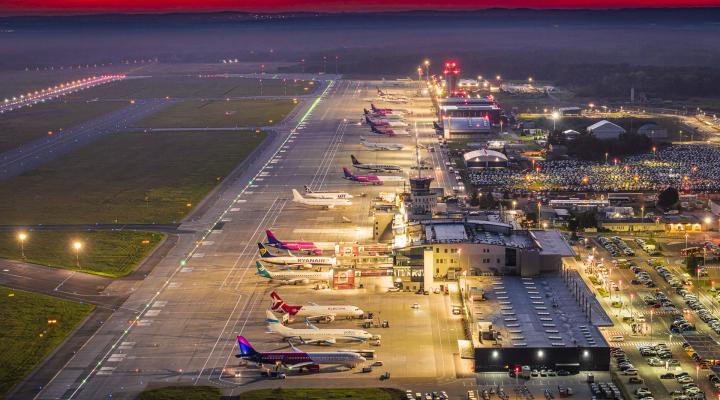 Port Lotniczy Katowice - samoloty na płycie przy terminalu i wieża - wieczór (fot. Piotr Adamczyk)