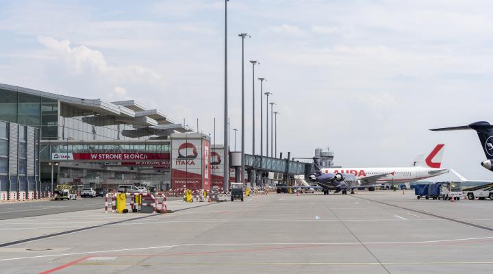 Port Lotniczy Wrocław - samoloty na płycie przy terminalu (fot. Port Lotniczy Wrocław)
