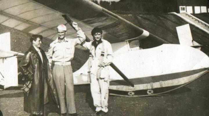 Wanda Modlibowska, Szczepan Grzeszczyk i Maria Younga przy szybowcu CW-II bis w Bezmiechowej (fot. Muzeum Lotnictwa Polskiego w Krakowie)