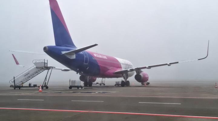 A320 linii Wizz Air we mgle na płycie lotniska w Gdańsku (fot. Port Lotniczy Gdańsk)