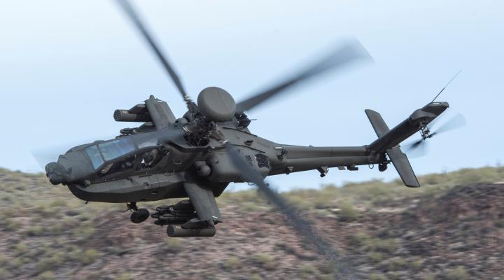 AH-64E Apache Guardian w locie (fot. GE Aerospace)