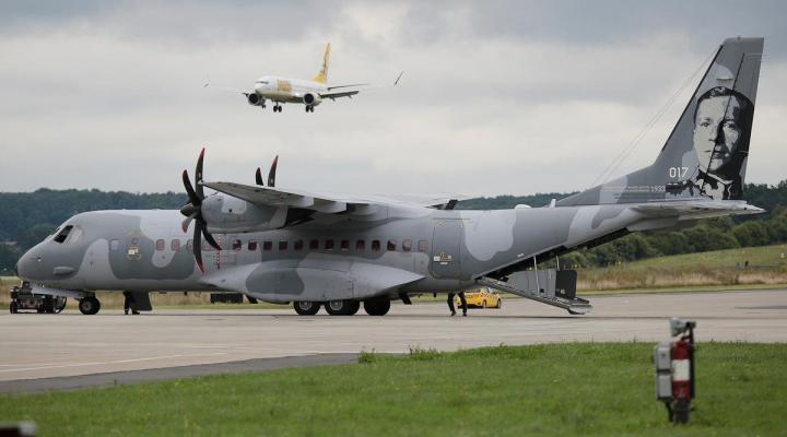 CASA C-295M na płycie lotniska w Balicach (fot. 8. Baza Lotnictwa Transportowego)