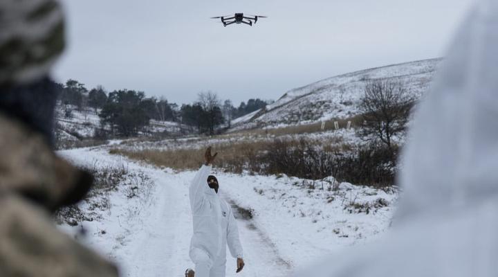 Dron wypuszczany przez ukraińskiego żołnierza (fot. Володимир Зеленський, Facebook)