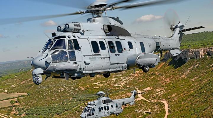 Dwa śmigłowce H225M francuskiego wojska w locie (fot. Anthony Pecchi, Airbus)