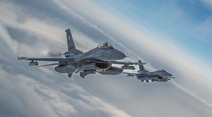 F-16 Jastrząb - dwa samoloty polsich Sił Powietrznych w locie - widok z ukosa (fot. sierż. Rafał Samluk, Combat Camera DORSZ)