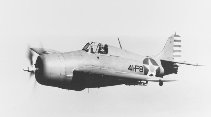 Grumman F4F Wildcat w locie (fot. Naval History & Heritage Command, Domena publiczna, Wikimedia Commons)