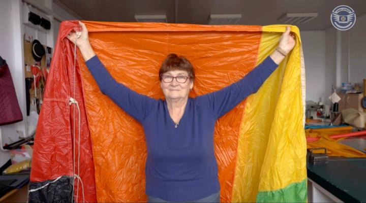 Maria Woźniak - krawcowa, szefowa warsztatu krawieckiego lotniczo-spadochronowego (fot. Kanał Lotniczy)