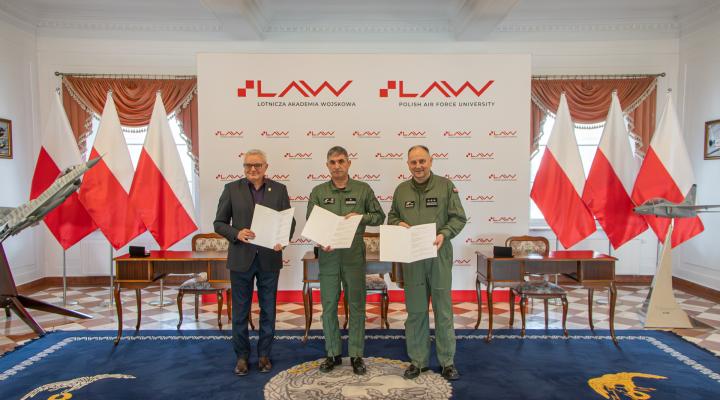 Podpisanie porozumienia o współpracy w zakresie organizacji obchodów Jubileuszu 100 lat Szkoły Orląt (fot. Karolina Zawadka)2