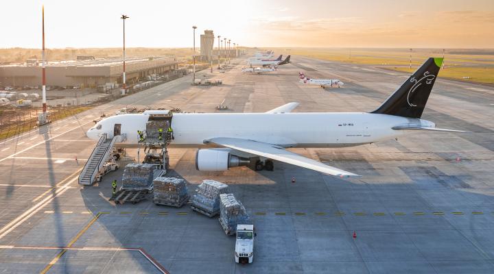 Port Lotniczy Katowice - obsługa samolotu cargo na płycie lotniska (fot. Piotr Adamczyk)