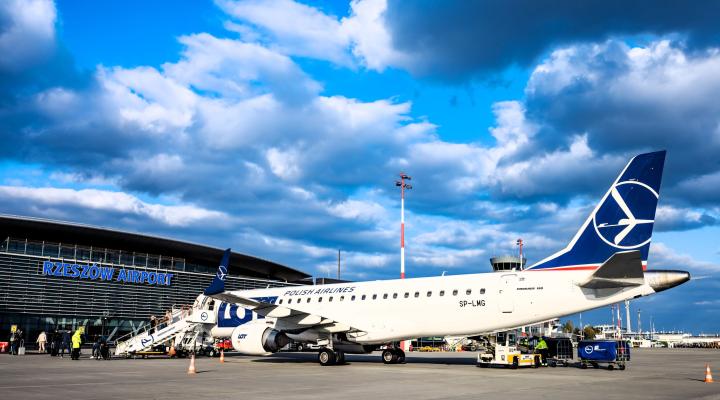 Port Lotniczy Rzeszów-Jasionka - Embraer 190 należący do PLL LOT na płycie lotniska (fot. Tadeusz Poźniak, materiały prasowe)
