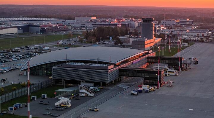Port Lotniczy Rzeszów-Jasionka - terminal o świcie (fot. rzeszowairport.pl)