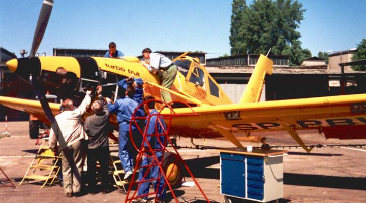 Samolot PZL-106 Turbo Kruk podczas przeglądu (fot. Grzegorz Polak, CC BY-SA 2.0, Wikimedia Commons)