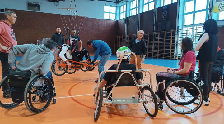 Zajęcia paralotniowe Fundacji Podaj Dalej (fot. Fundacja Podaj Dalej)