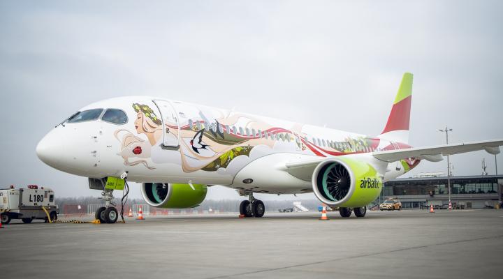 A220-300 linii airBaltic w specjalnym malowaniu na lotnisku w Rydze (fot. airBaltic)