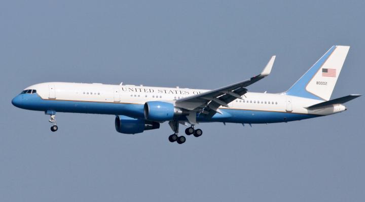 Boeing C-32 w locie (fot. Sam Meyer, CC BY-SA 3.0, Wikimedia Commons)