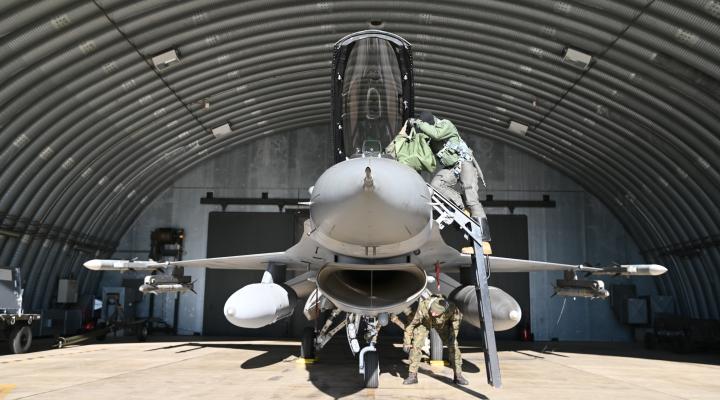 F-16 z 32. BLT w hangarze (fot. wojsko-polskie.pl)