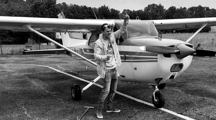 Jakub Organista przy samolocie (fot. Aeroklub Gdański, Facebook)