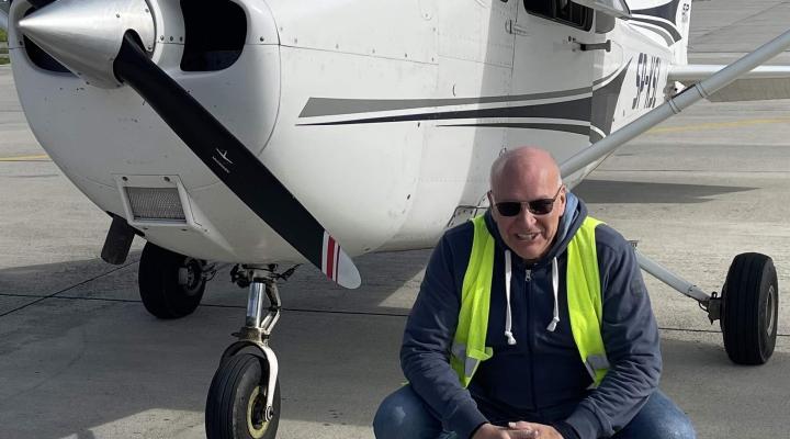 Michał Tomanek, Prezes Aeroklubu Śląskiego przy samolocie (fot. Aeroklub Śląski)