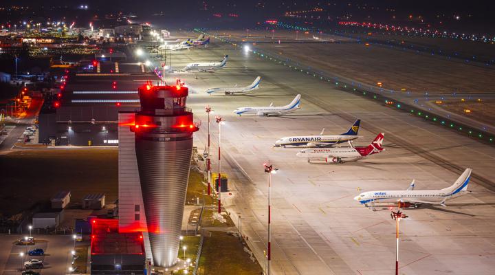 Port Lotniczy Katowice - samoloty przy terminalu, widok z góry od strony wieży (fot. Piotr Adamczyk)