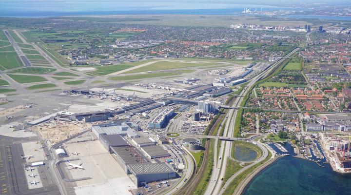 Port lotniczy Kopenhaga-Kastrup - widok z góry (fot. kallerna, CC BY-SA 4.0, Wikimedia Commons)