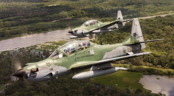 Samoloty A-29 Super Tucano w locie nad lasem deszczowym Amazonii (fot. Johnson Barros, CC BY 2.0, Wikimedia Commons)