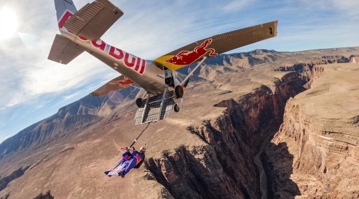 Spadochroniarz Max Manow podczepiony na holu do samolotu (fot. Michael Clark, Red Bull Content Pool)