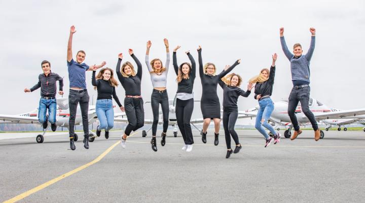 Studenci cywilni LAW na lotnisku przed samolotami (fot. LAW)