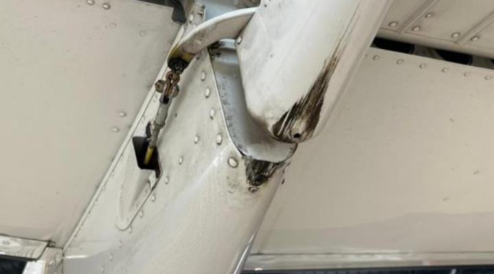 Uszkodzona sekcja ogonowa samolotu Cessna 172S (fot. Centrum Kształcenia Lotniczego Politechniki Poznańskiej)