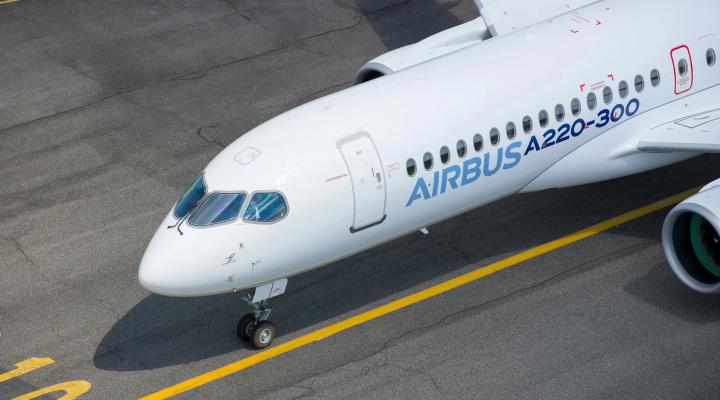 A220-300 na płycie lotniska - widok z góry (fot. S. Ramadier, Airbus)