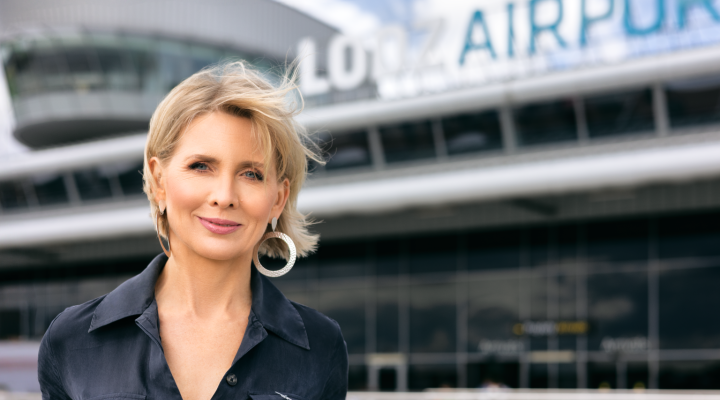 Anna Midera przed terminalem Portu Lotniczego Łódź (fot. Związek Regionalnych Portów Lotniczych)