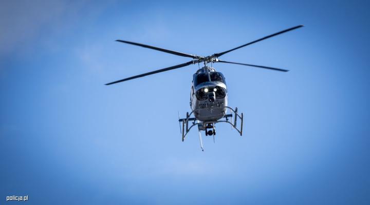 Bell 407GXi należący do Policji w locie - widok z dołu (fot. mł. asp. Piotr Pawłowski z KWP w Gdańsku)