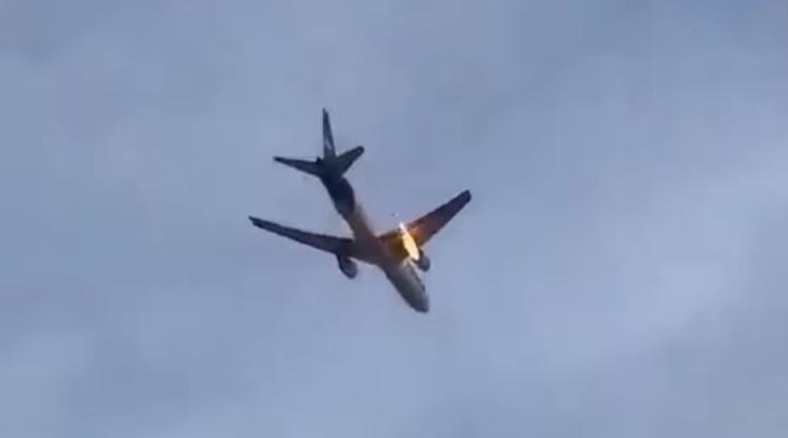 Boeing 767-300 (znaki rejestracyjne N178FE) Fedex Federal Express - pożar silnika po zderzeniu z ptakiem (fot. kadr z filmu na youtube.com)