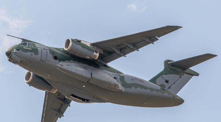 Embraer C-390 Millennium w locie (fot. Matti Blume, CC BY-SA 4.0, Wikimedia Commons)