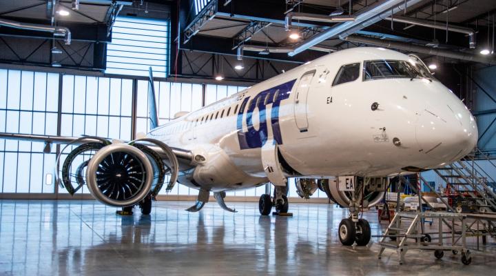 Embraer E195-E2 należący do PLL LOT podczas przeglądu w LOTAMS (fot. LOTAMS)