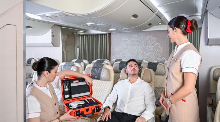 Emirates i Parsys opracowały nowatorską mobilną stację medyczną dla pasażerów (fot. Emirates)