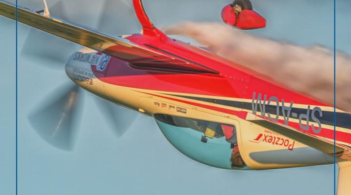 Extra 300L w locie akrobacyjnym - za sterami Robert Kowalik (fot. Tomasz Filipiak)