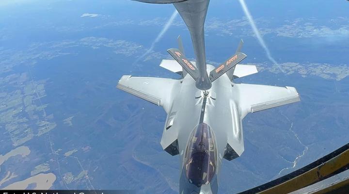 F-35 'Husarz' - tankowanie w locie (fot. U.S. National Guard)