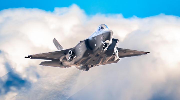 F-35 polskich Sił Powietrznych w locie - widok z przodu (fot. st.sierż. Rafał Samluk, Combat Camera DORSZ)