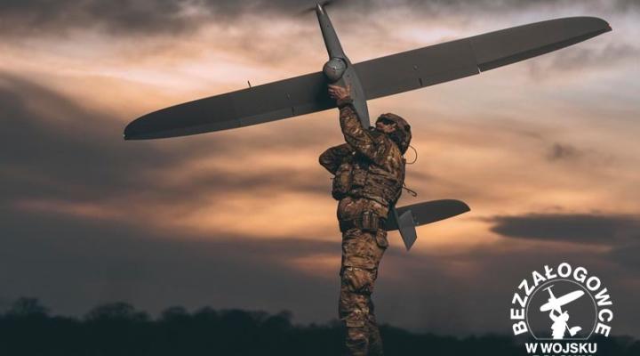 FlyEye - dron wypuszczany z ręki przez żołnierza (fot. WB Group)