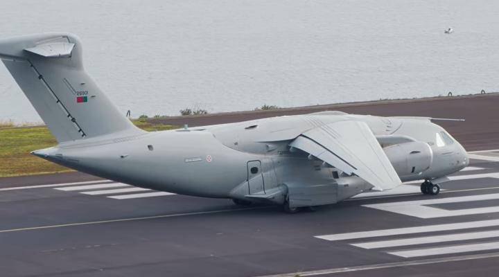 KC-390 portugalskich Sił Powietrznych na lotnisku (fot. kadr z filmu na youtube.com)