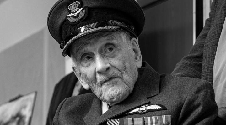 Kapitan John Allman 'Paddy' Hemingway w swoje 105. urodziny (fot. raf.mod.uk, OGL 3, Wikimedia Commons)