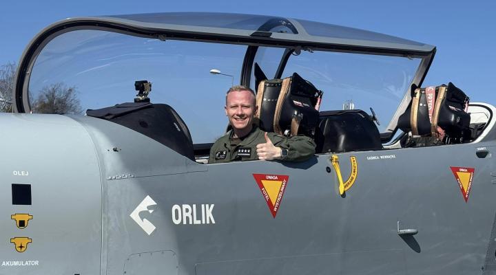 Kpt. pil. Szymon Wojtczak za sterami samolotu PZL-130 Orlik (fot. Anna Kuna, 42BLSz)