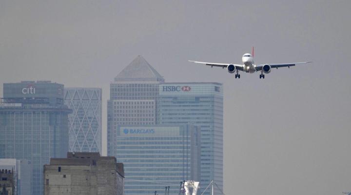 Lądowanie pierwszego lotu komercyjnego Embraer E195-E2 we flocie Helvetic Airways na lotnisku London City (fot. Embraer)