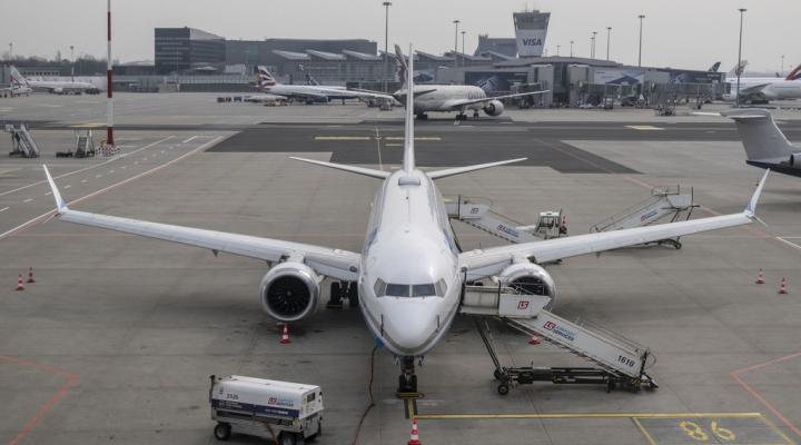Lotnisko Chopina - widok na terminal zza samolotu na płycie (fot. lotnisko-chopina.pl)