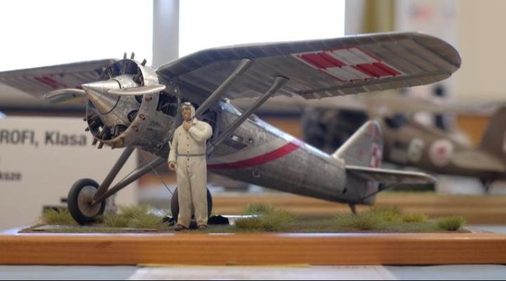 Model samolotu z pilotem przed nim (fot. wroclawmodelshow.pl)