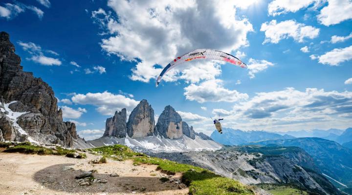Paralotniarz - lot w górach (fot. Red Bull X-Alps, Facebook)