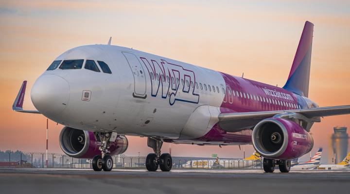 Port Lotniczy Katowice - samolot Wizz Air na płycie lotniska (fot. Piotr Adamczyk)
