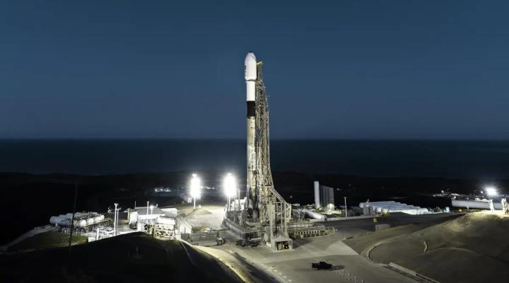 Rakieta SpaceX Falcon 9, która wyniesie statki kosmiczne NASA SPHEREx i PUNCH, na SLC 4E w bazie Vandenberg Space Force (fot. SpaceX)