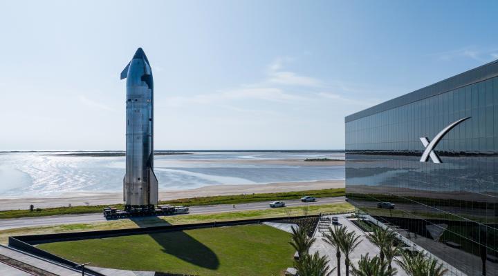Starship - transport rakiety na platformę startową w bazie przed ósmym lotem testowym (fot. SpaceX, platforma X)