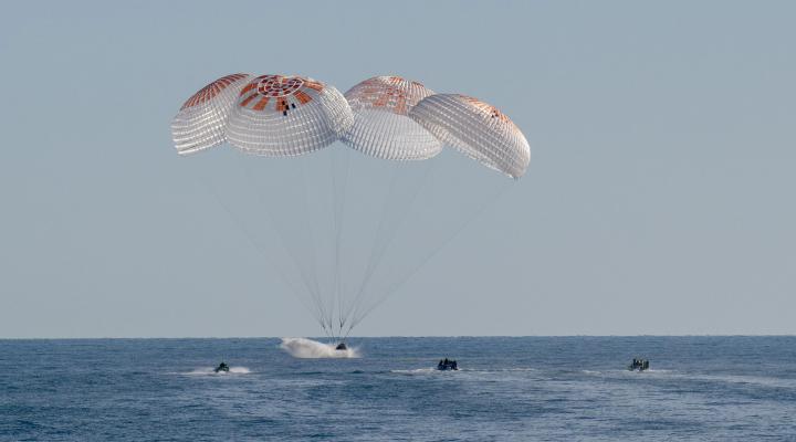 Statek kosmiczny SpaceX Dragon na wodzie u wybrzeży Tallahassee na Florydzie 18 marca 2025 r. (fot. NASA, Keegan Barber)